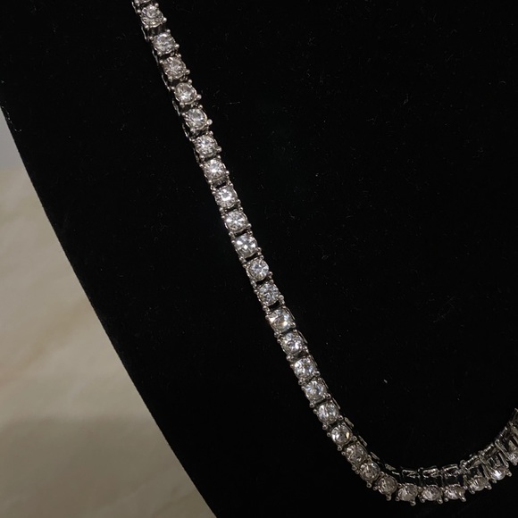 Woman’s studded rhinestone necklace - Picture 2 of 2